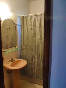 新帕尔米拉Casa rural的浴室配有淋浴帘和盥洗盆。