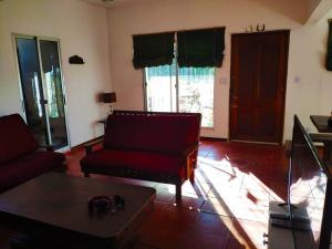 新帕尔米拉Casa rural的客厅配有红色沙发和茶几
