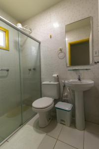 普拉亚弗朗西丝鲍萨达卡纳马利旅馆的浴室配有卫生间、盥洗盆和淋浴。