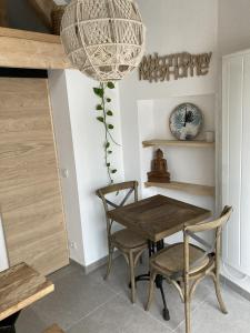 BullionL'Oxalis villa (Le Cocon)的一间带木桌和椅子的用餐室