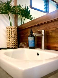 圣维森特Yumi Villas的浴室水槽和一瓶肥皂