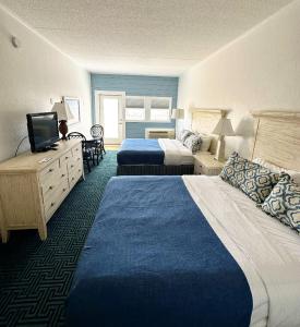 纳格斯黑德Surf Side Hotel的酒店客房设有两张床和电视。