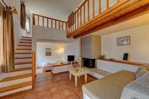 AchladaMourtzanakis Residence - Traditional Eco Hotel in Achlada的一间带楼梯和沙发的客厅