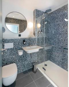 图尔Gogaille - Corneille - Accès autonome的浴室配有卫生间、盥洗盆和淋浴。