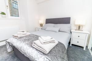 邓迪D'City Apartment, up to 6 guests的一间卧室配有两张带毛巾的床
