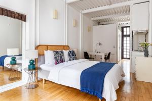 伊斯坦布尔BLUE PERA HOUSE的白色卧室配有床和书桌