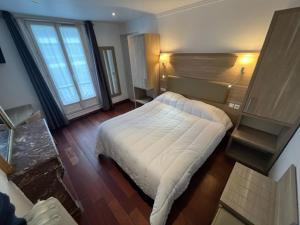 巴黎凯尔特人酒店的卧室配有白色的床