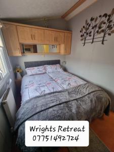 Saint CyrusWrights Retreat 4 Lunan View St Cyrus Caravan Park的一间小房间的卧室,配有一张床铺