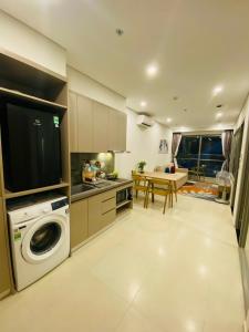 头顿The Sóng Vũng Tàu - Bin's House的一间厨房,在房间内配有洗衣机和烘干机