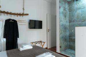 雅典A10 SecretHouse的客房设有1张床、1台电视和淋浴。