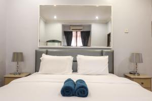 八打灵再也Kota Damansara ICozy Cove Homestay 10 Pax的床上有两双蓝鞋