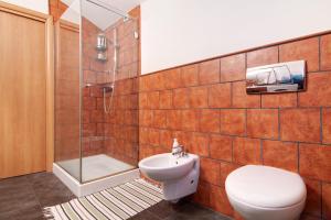 DorioBernhouse的浴室配有卫生间、淋浴和盥洗盆。