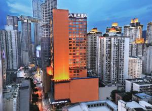 重庆重庆解放碑来福士广场江景亚朵酒店的一座位于城市中心的橙色建筑