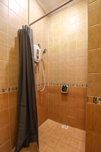 八打灵再也Kota Damansara ICozy Cove Homestay 10 Pax的浴室内配有黑色淋浴帘和淋浴