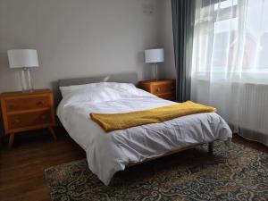 ExhallCharming spacious 2 bed apartment in quiet area的一间卧室配有一张黄色毯子床