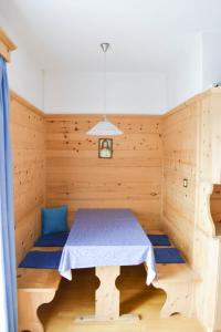 马莱斯韦诺斯塔Apartement Noggler Zimmer mit Frühstück的一间设有桑拿浴室的客房,内设一张床