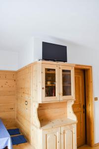 马莱斯韦诺斯塔Apartement Noggler Zimmer mit Frühstück的木柜,上面有电视