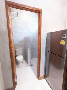 琅勃拉邦Maison moderne proche du centre-ville的一间带冰箱和卫生间的小浴室