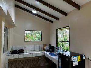 福尔图纳Loma Real Hot Springs Bed & Breakfast的厨房配有柜台和窗户。