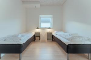 托尔斯港New 2 BR Apt - Ocean and Mountain View的两张床位于带窗户的房间内