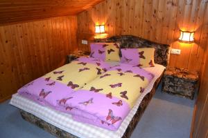 温特Appartementhaus Anny的一间卧室,床上有鸟儿床