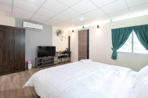 巴特沃思Razo Mini Cabin House w/Bathroom 2pax BBQ的卧室配有白色的床和平面电视。