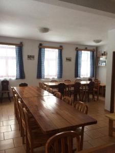 约瑟夫杜尔Chata Čert的用餐室配有大型木桌和椅子