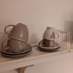 伊莫拉Montevecchi13的茶壶和茶杯的桌子