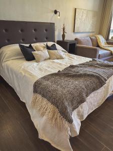 韦尔塔格兰德Estancia Alto San Pedro的一间卧室配有一张大床,床上有毯子
