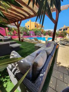 拉戈斯Vila Graciosa - Tranquility Oasis的泳池旁凉棚下的吊床