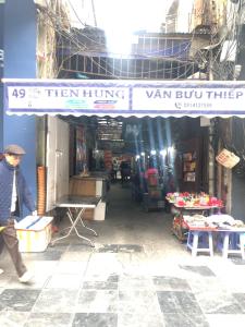河内TrangTien Hostel的市场中一个手下手势的人