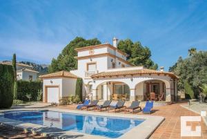 卡尔佩Villa Angeles - Grupo Turis的别墅前设有游泳池