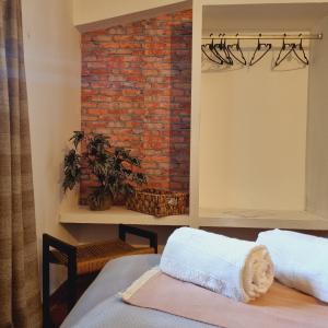 萨尔塔波萨达普拉杜酒店的一间设有砖墙和两张床的房间
