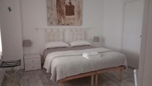 伊莫拉Montevecchi13的白色卧室配有床和椅子