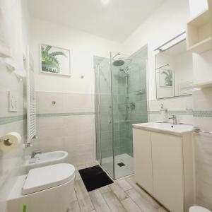 伊莫拉Montevecchi13的带淋浴、卫生间和盥洗盆的浴室