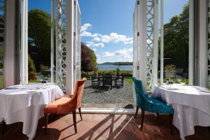 鲍内斯温德米尔英湖斯托尔斯大厅酒店的享有水景的用餐室