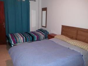 伊兹奎尔多Pozo Izquierdo Homelidays的一间卧室,配有两张床