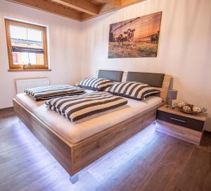 莱希布鲁克Hirsch Chalet #Sauna的一间卧室配有一张带两个枕头的床