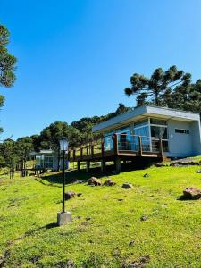 乌鲁比西ALTITUDE MÁXIMA - Cabanas de Altitude的草场上带轻极的房子