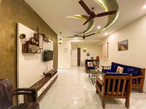 卡兰古特Moroccan Suite Calangute Beach Vibe的客厅配有吊扇和沙发。