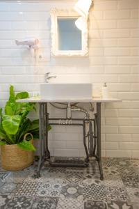 阿尔科伊Casa Severina的一间带水槽和镜子的浴室