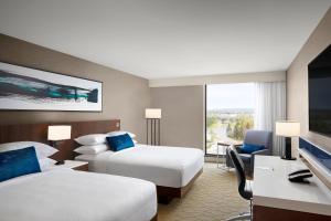 桑德贝Delta Hotels by Marriott Thunder Bay的酒店客房设有两张床和电视。
