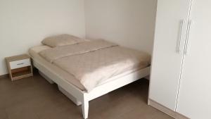 阿巴斯塔特Apartment mit Terrasse in Abstatt的白色橱柜内的一张白色小床