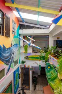 伊利亚贝拉Verde Hostel Ilhabela的墙上画着鲨鱼的房间