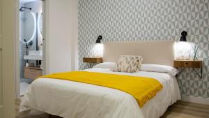哈恩Precioso apartamento en Jaén a 70 m de la Catedral的一间卧室配有一张黄色毯子床