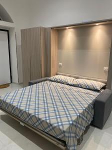 贾迪尼-纳克索斯Casa Don Saro的一张大床,位于一个有防过敏的房间里