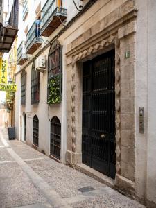 哈恩Precioso apartamento en Jaén a 70 m de la Catedral的街道上两扇黑色大门的建筑