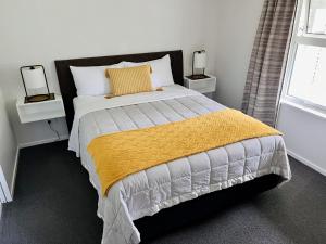 汉默温泉Cottage on Harrogate的一间卧室配有一张带黄色毯子的大床
