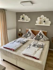 施马伦贝格Haus SauerlandLiebe的一间卧室配有一张带两个猫头鹰枕头的床