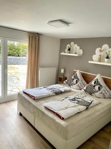 施马伦贝格Haus SauerlandLiebe的一间卧室设有一张大床和一个窗户。